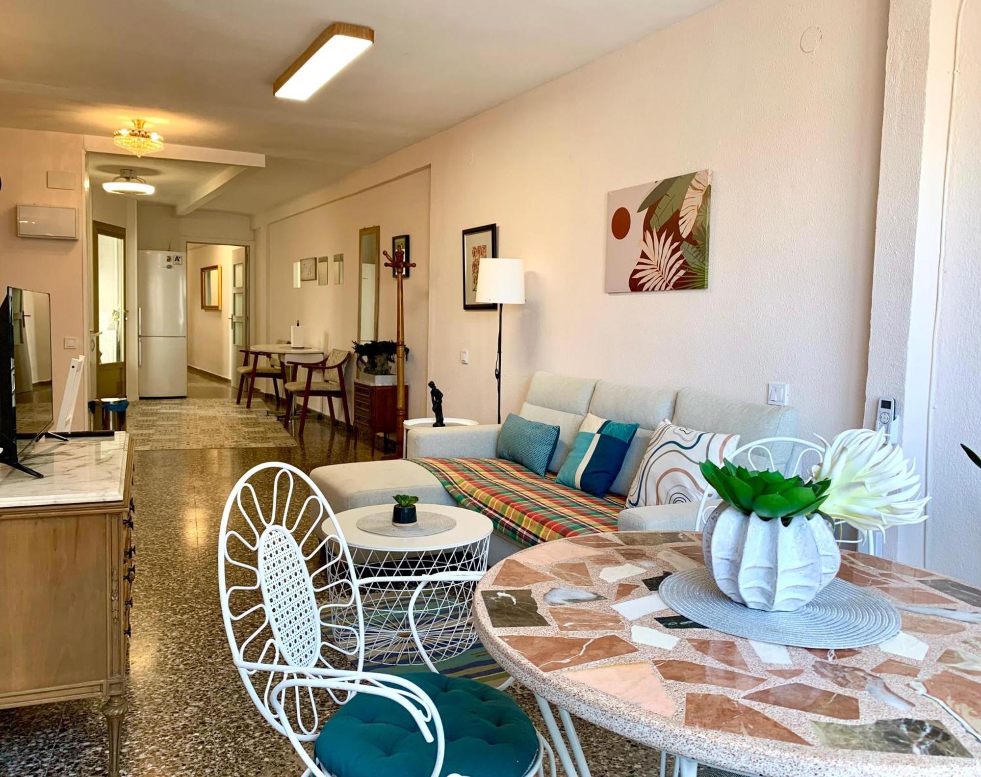 Centrally-Located, Spacious Flat At Historic Centre & Short Walk To Beach อาลิกันเต ภายนอก รูปภาพ
