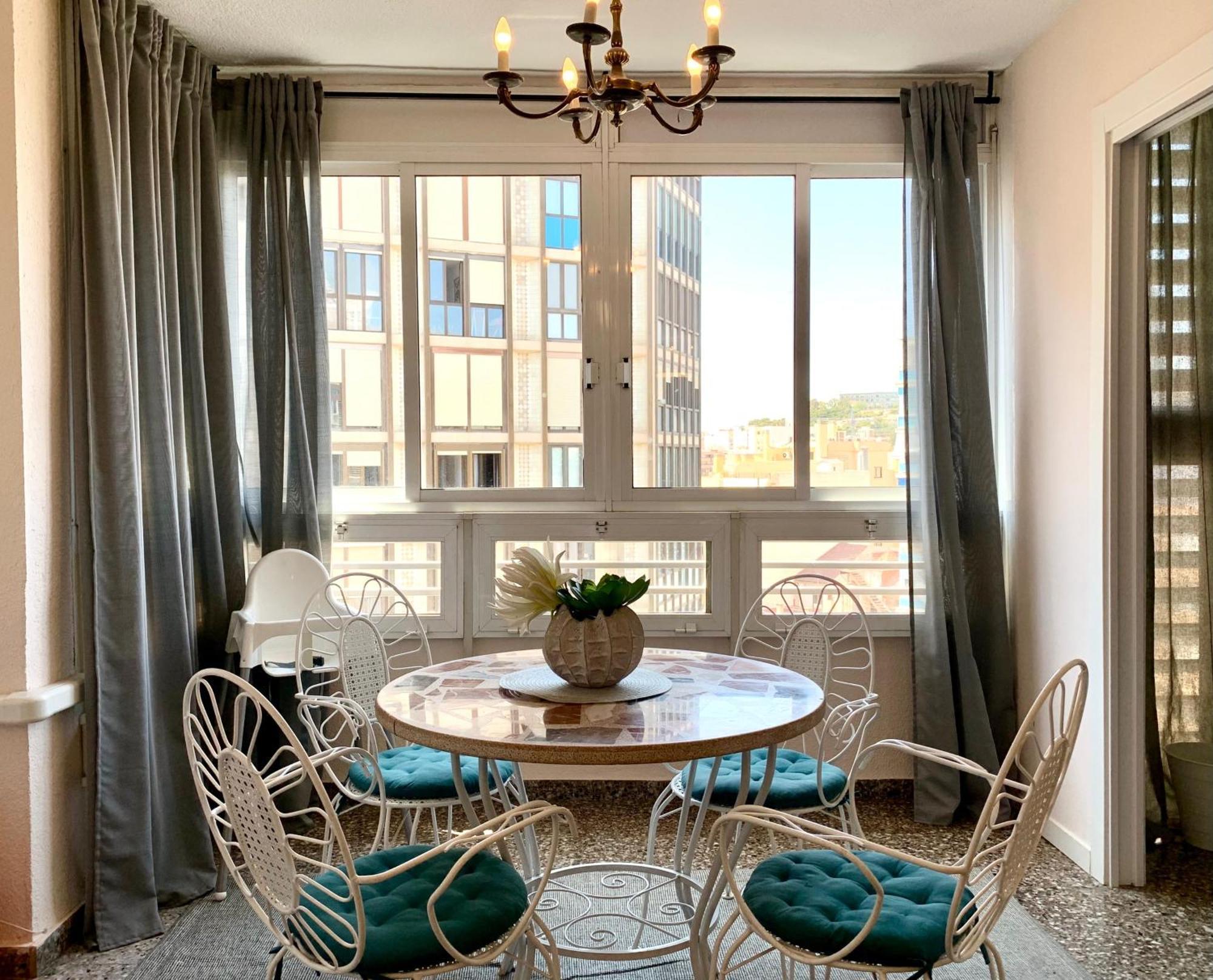 Centrally-Located, Spacious Flat At Historic Centre & Short Walk To Beach อาลิกันเต ภายนอก รูปภาพ