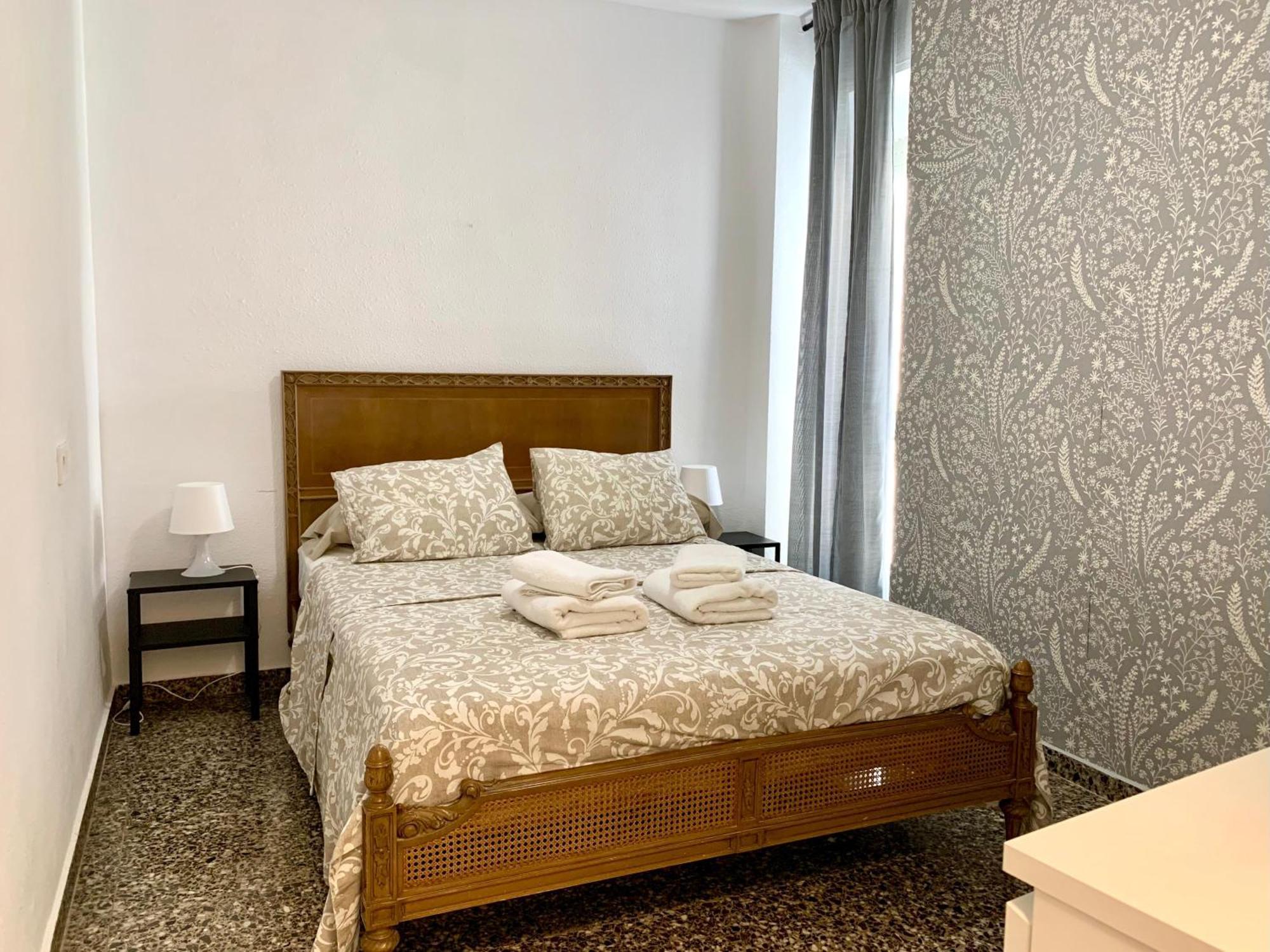 Centrally-Located, Spacious Flat At Historic Centre & Short Walk To Beach อาลิกันเต ภายนอก รูปภาพ