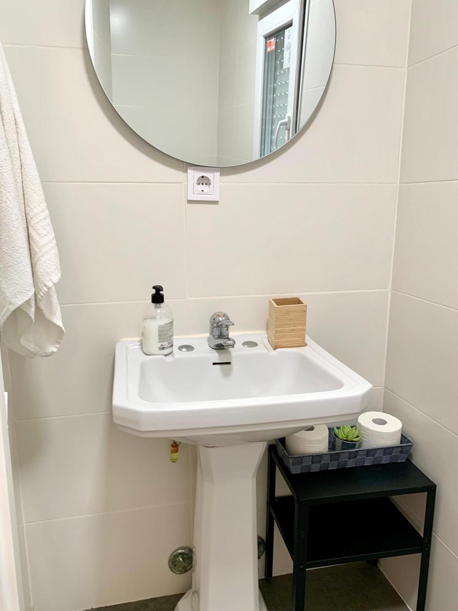 Centrally-Located, Spacious Flat At Historic Centre & Short Walk To Beach อาลิกันเต ภายนอก รูปภาพ