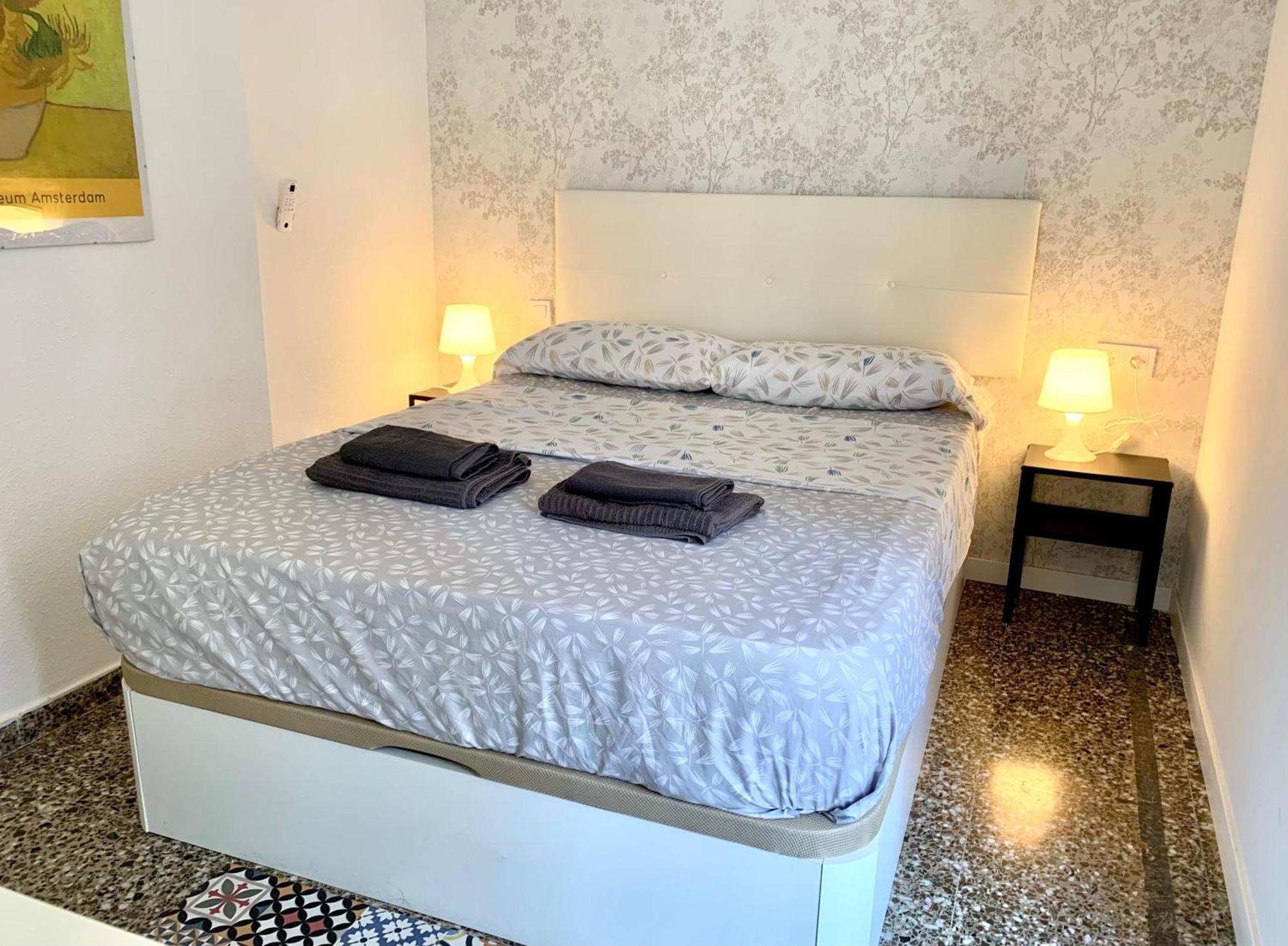Centrally-Located, Spacious Flat At Historic Centre & Short Walk To Beach อาลิกันเต ภายนอก รูปภาพ