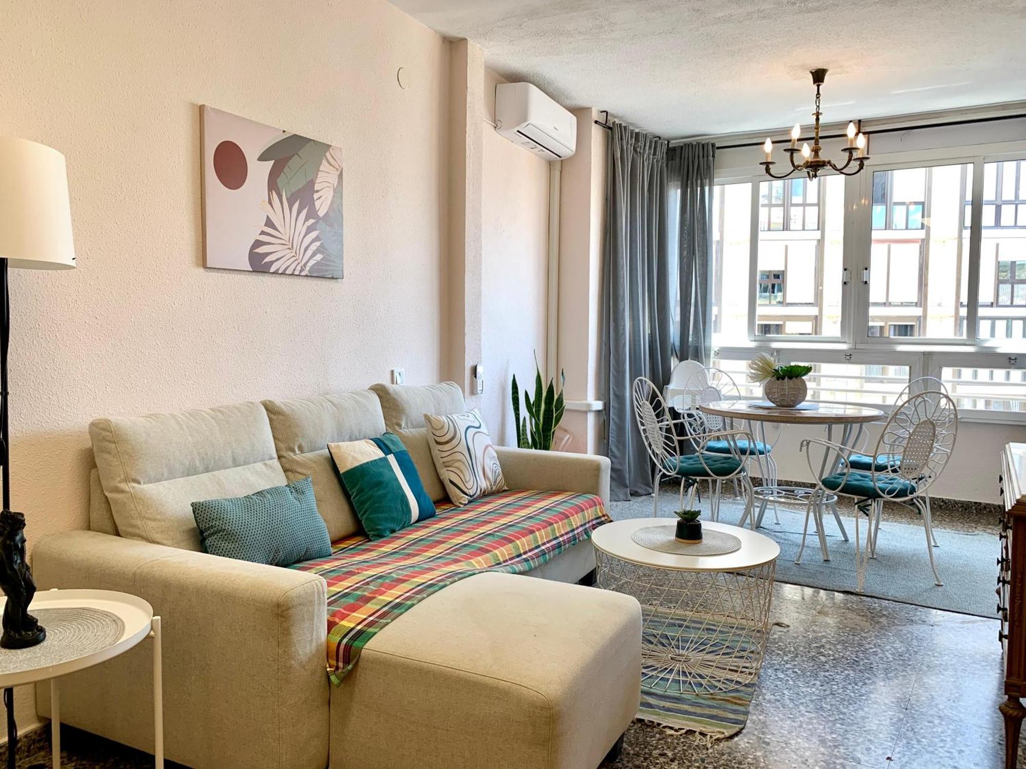 Centrally-Located, Spacious Flat At Historic Centre & Short Walk To Beach อาลิกันเต ภายนอก รูปภาพ