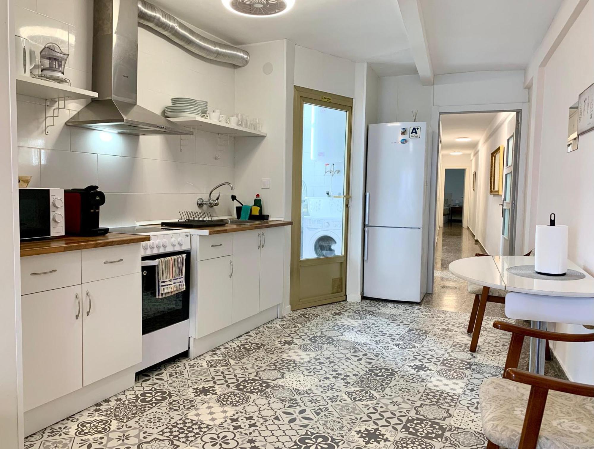 Centrally-Located, Spacious Flat At Historic Centre & Short Walk To Beach อาลิกันเต ภายนอก รูปภาพ