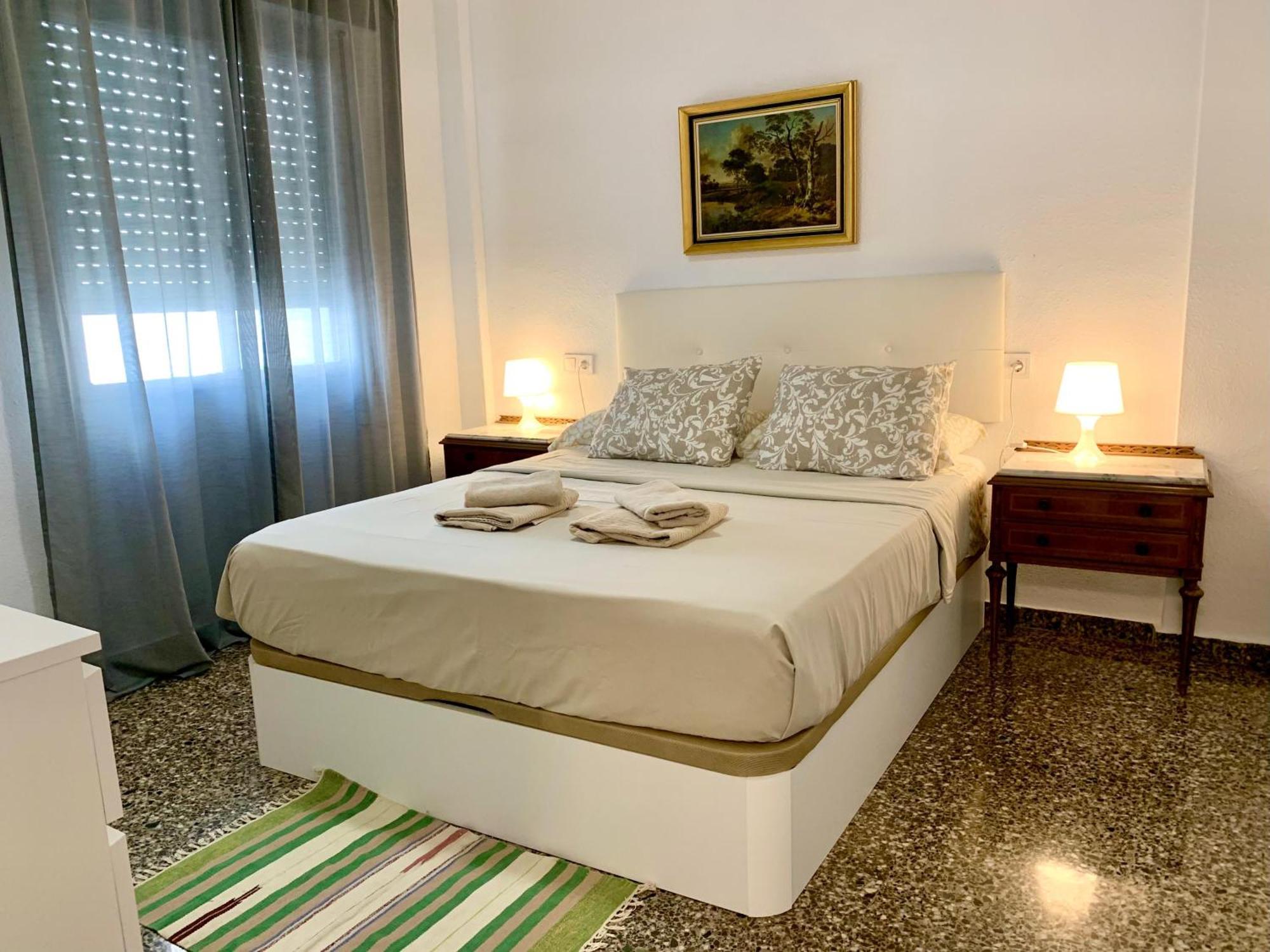 Centrally-Located, Spacious Flat At Historic Centre & Short Walk To Beach อาลิกันเต ภายนอก รูปภาพ