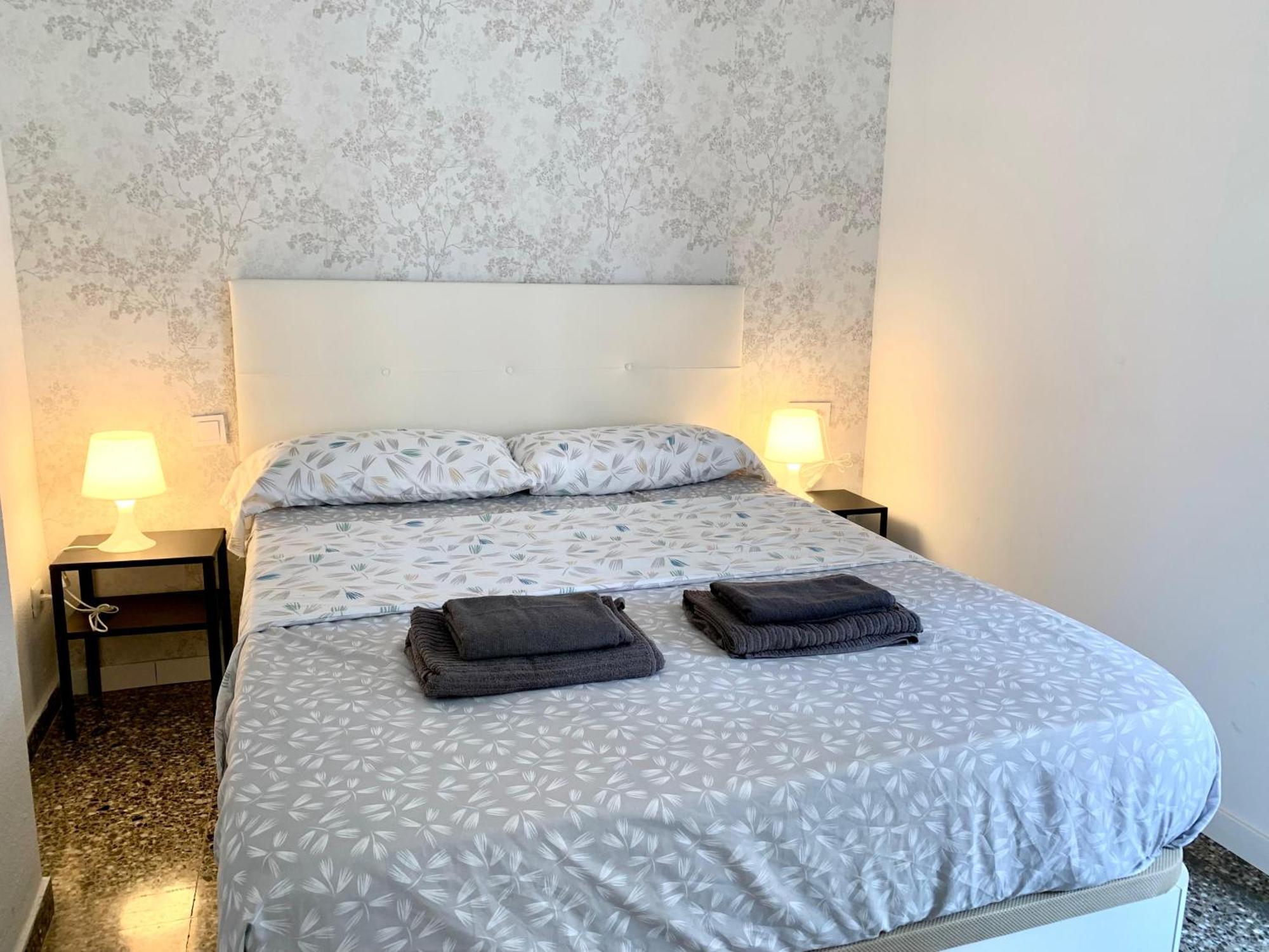 Centrally-Located, Spacious Flat At Historic Centre & Short Walk To Beach อาลิกันเต ภายนอก รูปภาพ