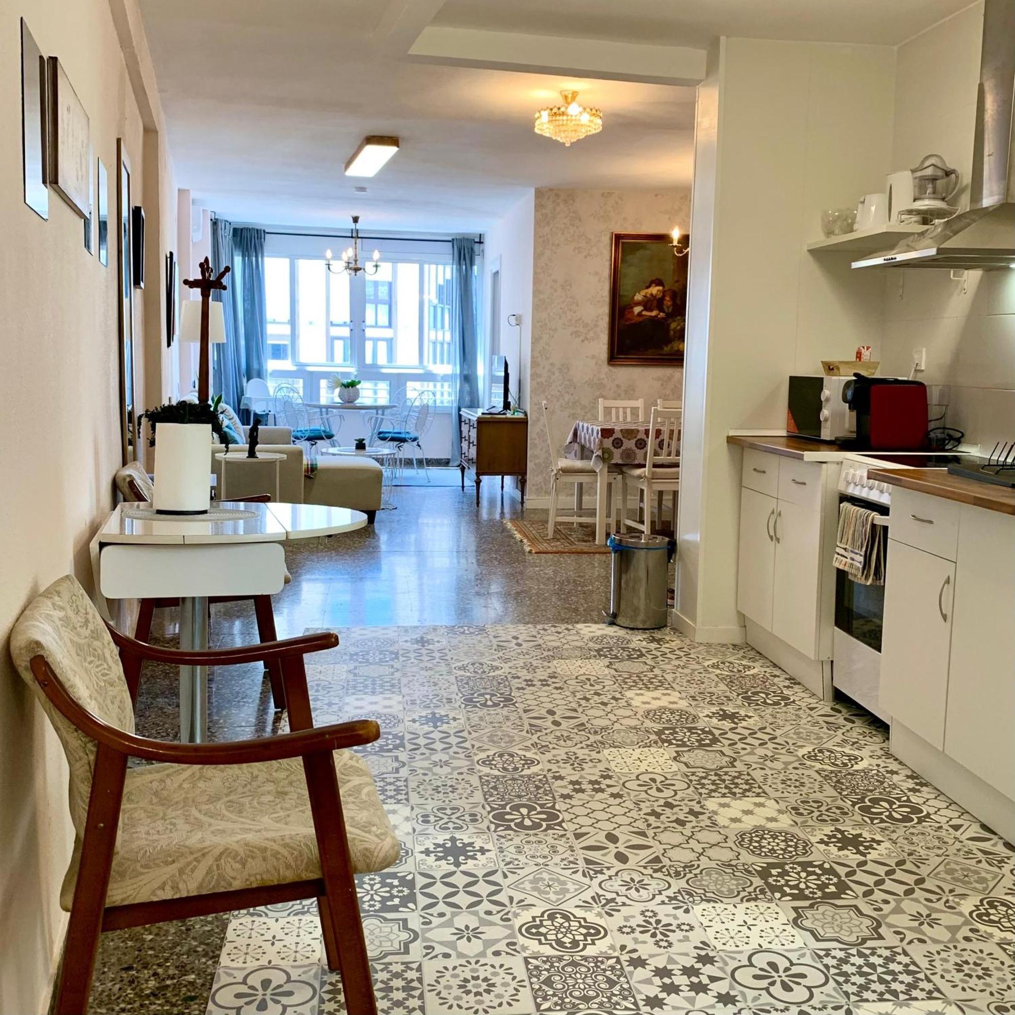 Centrally-Located, Spacious Flat At Historic Centre & Short Walk To Beach อาลิกันเต ภายนอก รูปภาพ